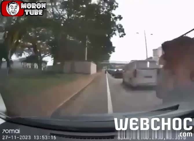 Video :A crazy driver strikes multiple scooter riders while avoiding traffic by using the bike lane
